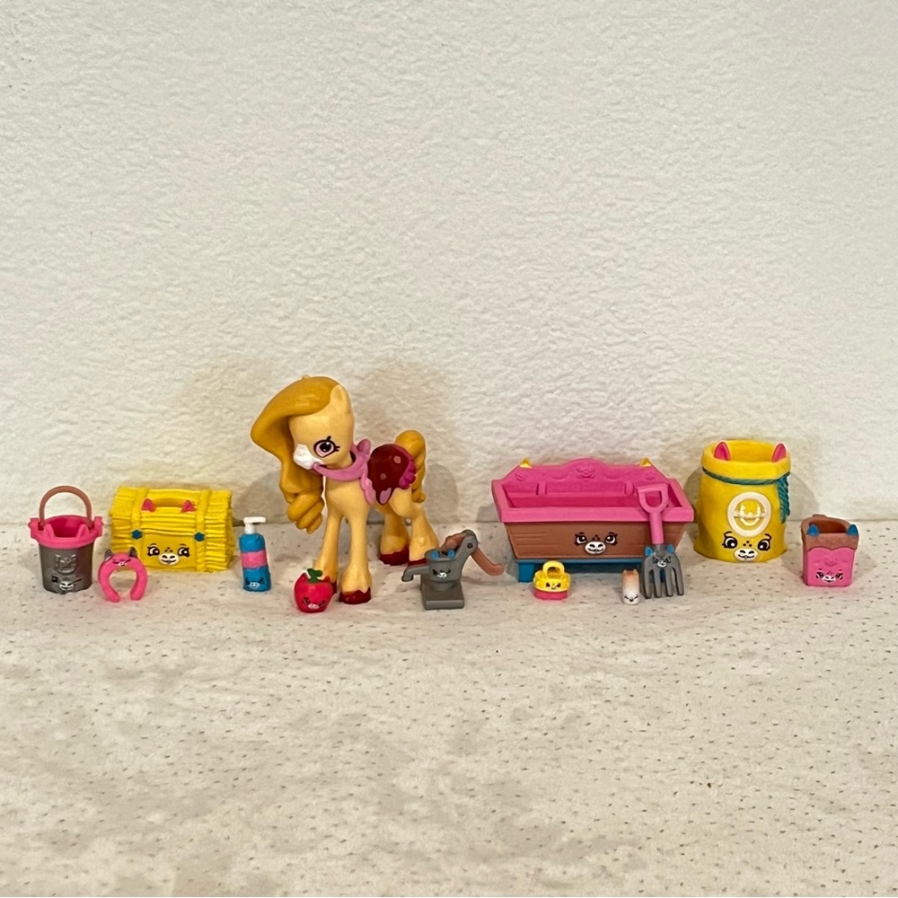 Shopkins Happy Places Pampered Pony Stable Poni Crumbles Petkin Welcome Pack